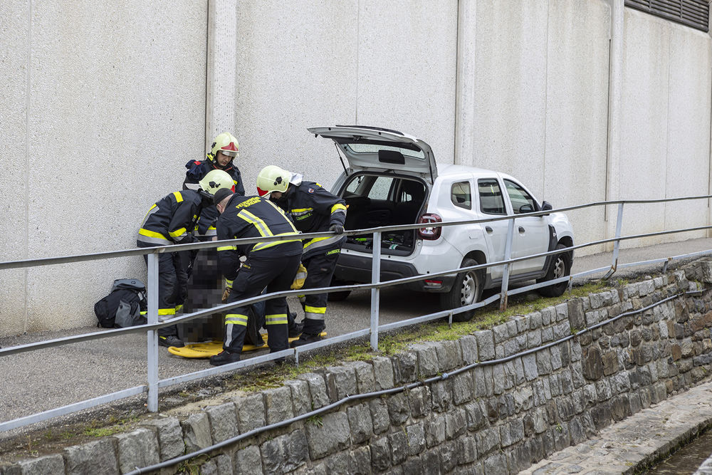 Auto steckte in Krems-Stein auf Gehweg fest