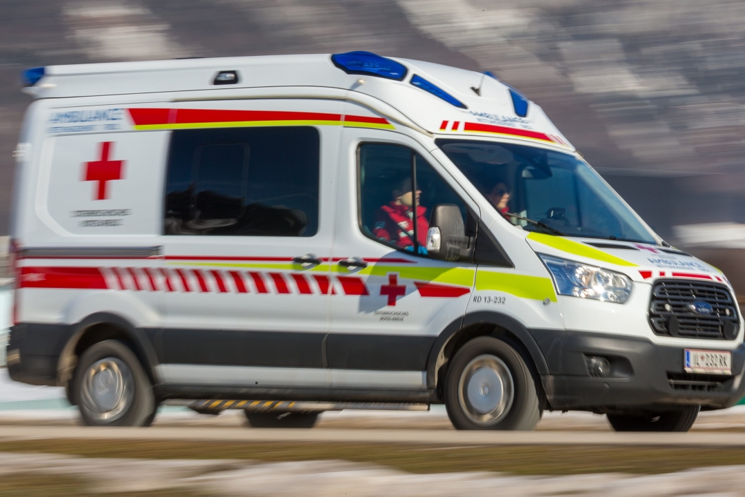 Verkehrsunfall auf A1 bei Pöchlarn: Kleinbus landet im Graben