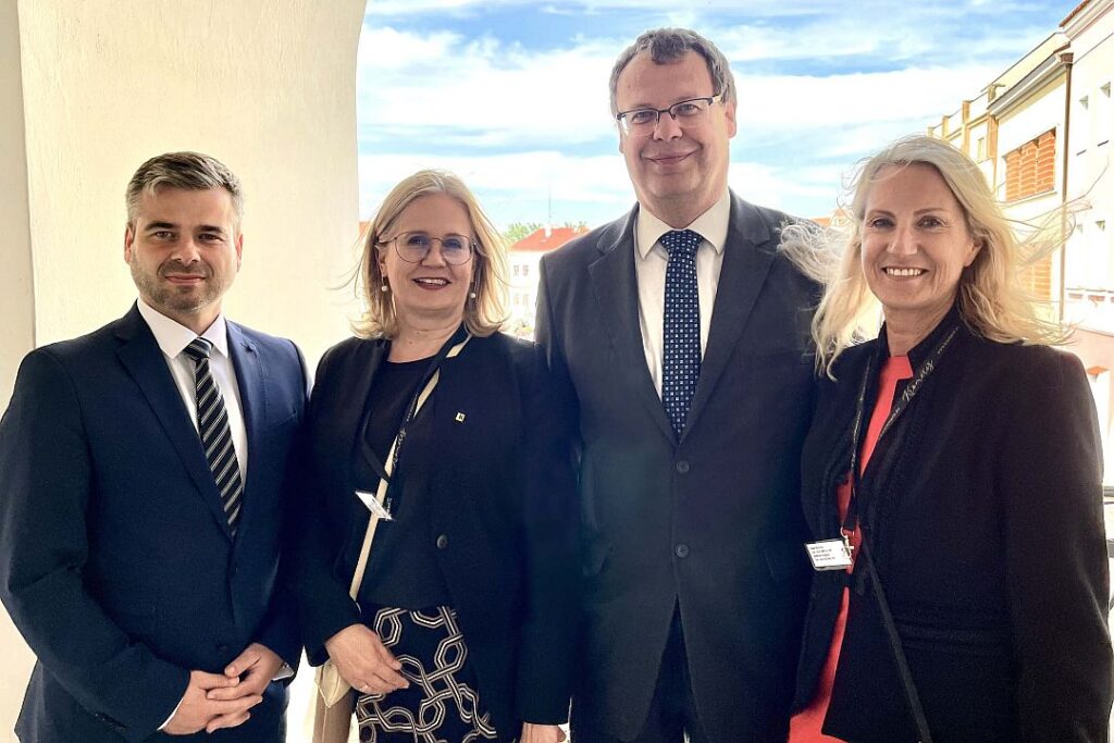 Bei der 760-Jahr-Feier in Kroměříž Bürgermeister Mgr. Tomáš Opatrný,Gemeinderätin Mag. Elisabeth
Kreuzhuber in Vertretung des Bürgermeister Dr. Reinhard Resch, Vizebürgermeister PhDr. Pavel Motyčka, Ph.D. und
Präsidialamtsleiterin Rosemarie Bachinger s