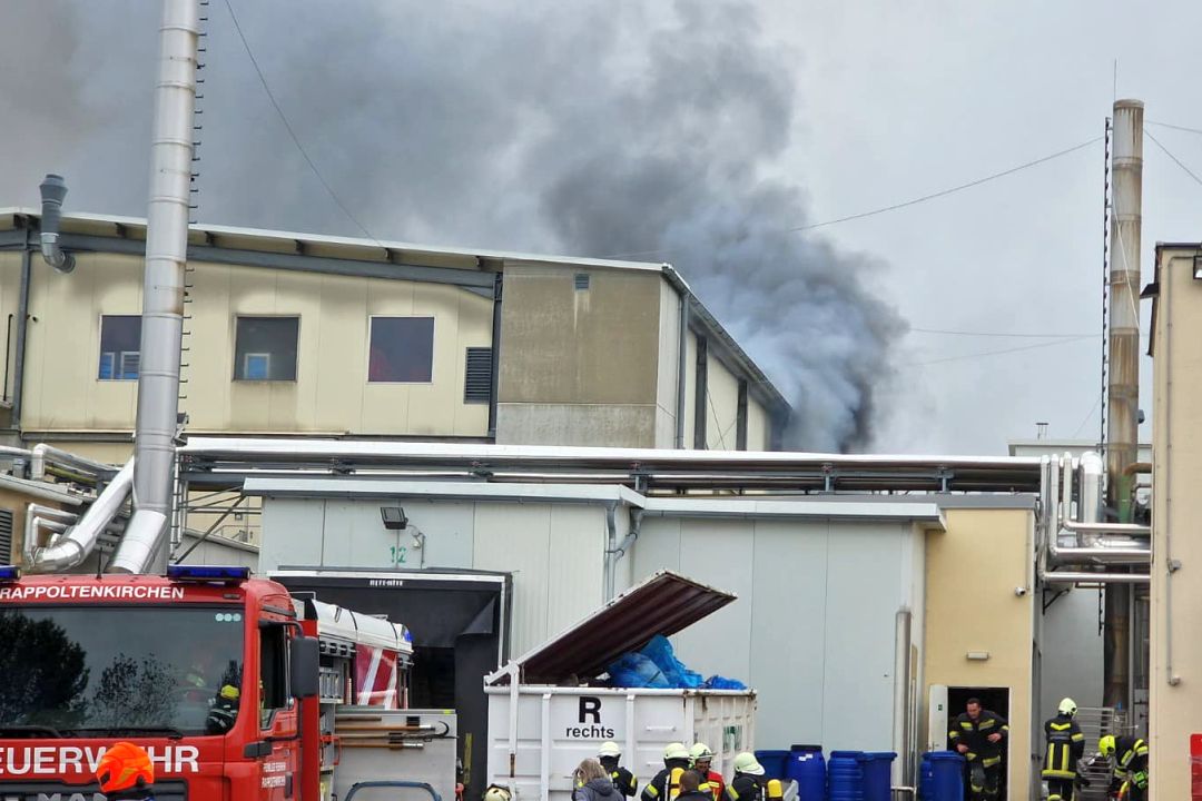 Großbrand in Selchhalle: Feuerwehr-Einsatz in Sieghartskirchen